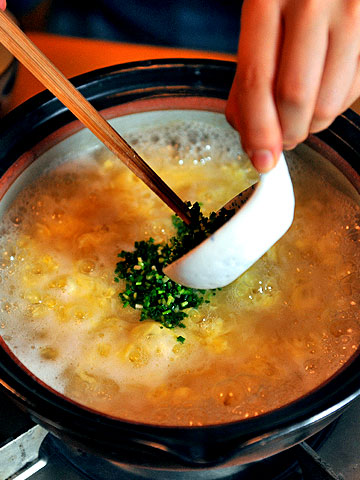 雑炊を取り分ける